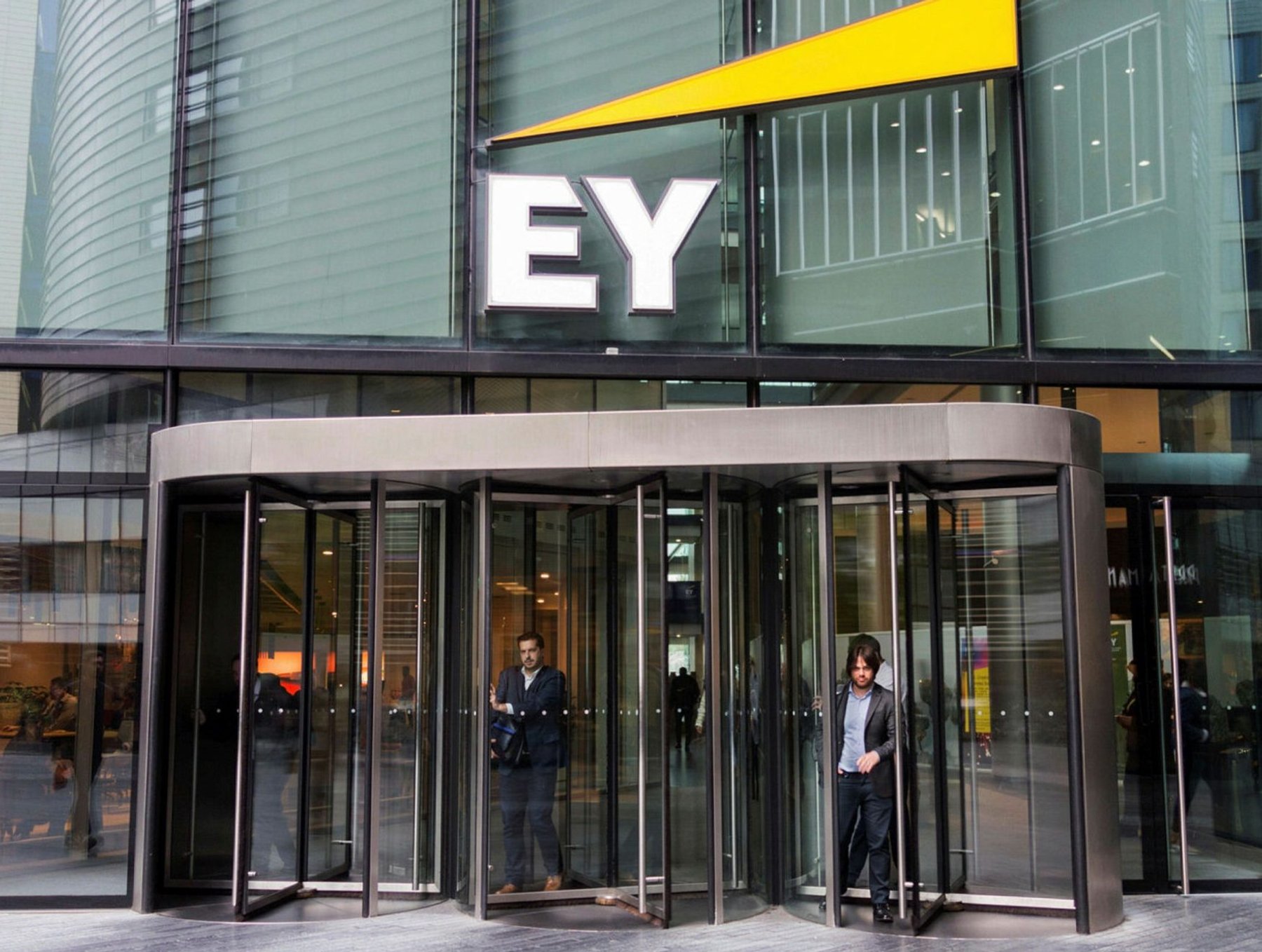 EY US houdt twee procent loon van partners achter